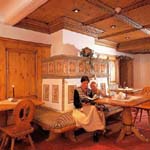 Grauer Bar 7