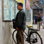 20 reading_the_news