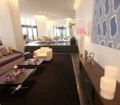 1835 White Palm Hotel