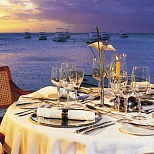 Столик в ресторане у воды в Маврикий