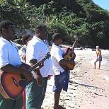 Мужчины играют на гитарах на Фиджи
