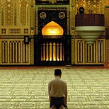 Молящийся в мечети в Брунее