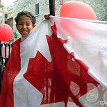 Мальчик с канадским флагом