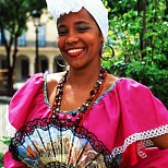 Женщина с веером на Кубе