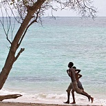 Местные жители бегут по берегу Гренады