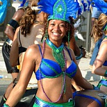 Женщина в традиционном наряде на карнавале Каймановых островах