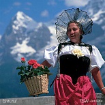 Женщина в традиционном швейцарском наряде