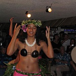 Женщина в традиционном наряде на островах Кука
